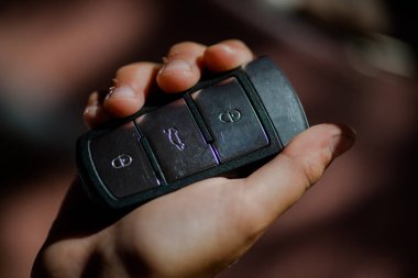 Uzaktan kumanda tutan insan eli