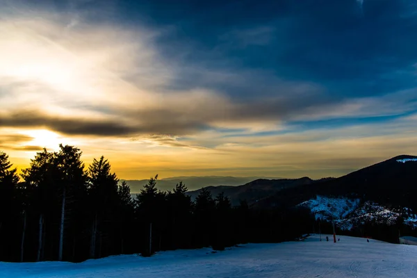 Bosque Montañoso Invierno Con Árboles Puesta Sol — Foto de Stock