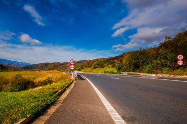 Asfalt yol ile Yolculuk