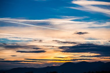 Günbatımı güneş ve bulutlar gizleme ile alanında