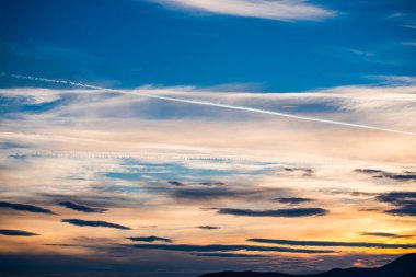 Günbatımı güneş ve bulutlar gizleme ile alanında