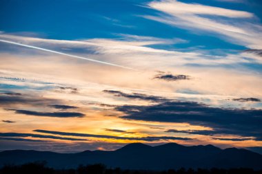 Günbatımı güneş ve bulutlar gizleme ile alanında