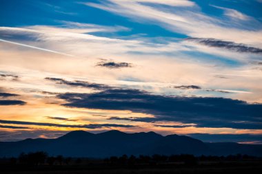 Günbatımı güneş ve bulutlar gizleme ile alanında