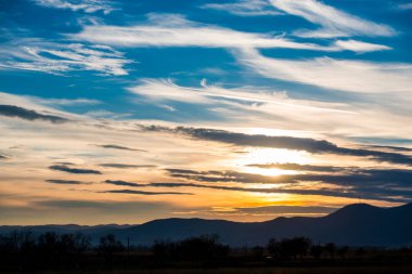 Günbatımı güneş ve bulutlar gizleme ile alanında