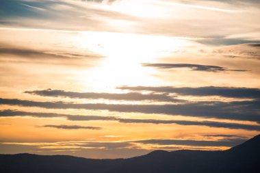 Günbatımı güneş ve bulutlar gizleme ile alanında