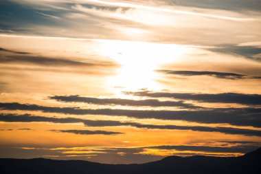 Günbatımı güneş ve bulutlar gizleme ile alanında