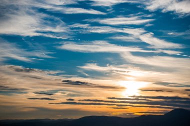 Günbatımı güneş ve bulutlar gizleme ile alanında