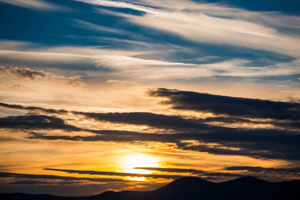 Günbatımı güneş ve bulutlar gizleme ile alanında