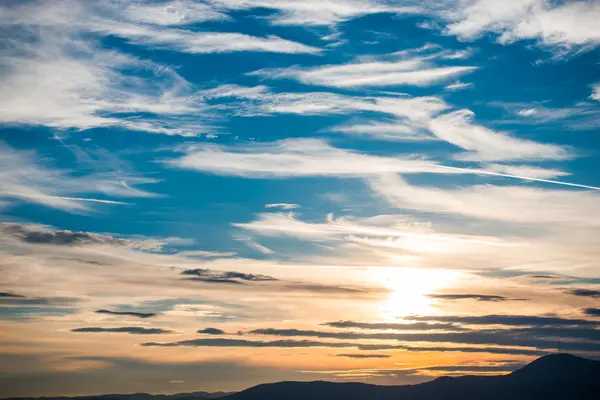 Günbatımı güneş ve bulutlar gizleme ile alanında