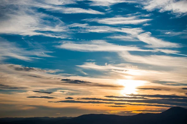 Günbatımı güneş ve bulutlar gizleme ile alanında