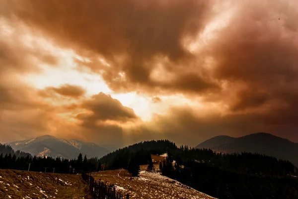 Atemberaubende Aussicht Auf Berge Mit Herbstlichen Wäldern Natürlicher Hintergrund — Stockfoto