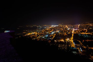 gece havadan görünümü City, ışıklı sokak ışıkları 