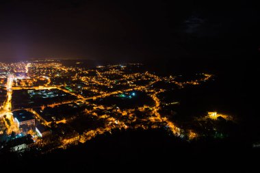 gece havadan görünümü City, ışıklı sokak ışıkları 