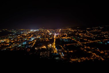 gece havadan görünümü City, ışıklı sokak ışıkları 