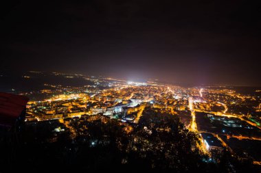 gece havadan görünümü City, ışıklı sokak ışıkları 