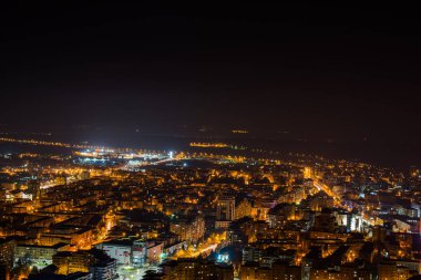 gece havadan görünümü City, ışıklı sokak ışıkları 