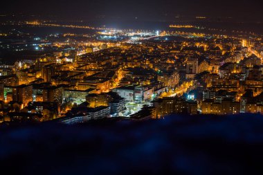 Parlak ışıklar ile gece şehir görünümü gözlemleme.