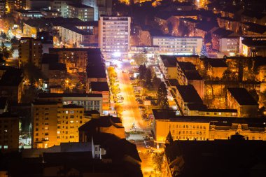 Parlak ışıklar ile geceleri Cityscape.
