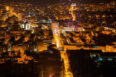 Parlak ışıklar ile geceleri Cityscape.