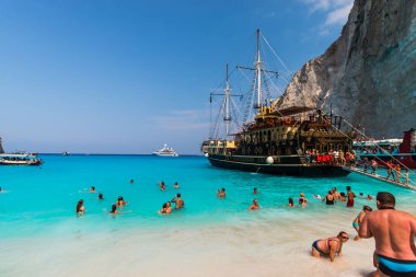 Cliff turkuaz deniz, Yunanistan ile dinlenme turist.