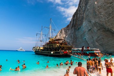 Cliff turkuaz deniz, Yunanistan ile dinlenme turist.