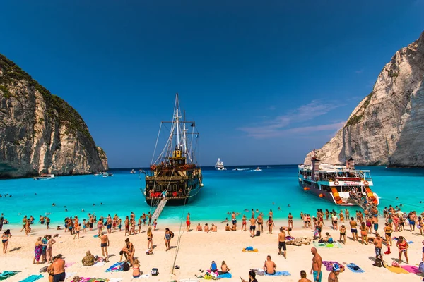 Turistas Desfrutando Tempo Verão Praia Grécia — Fotografia de Stock