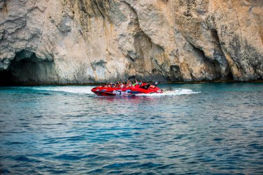 Hız lastik tekne deniz yoluyla taşıma turist.