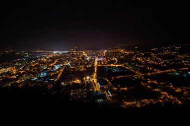 gece havadan görünümü City, ışıklı sokak ışıkları 