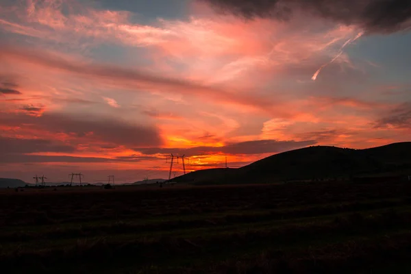 Farbenfroher Sonnenuntergang Feld Mit Versteckter Sonne Und Wolken — Stockfoto