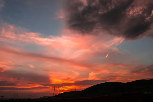Farbenfroher Sonnenuntergang Feld Mit Versteckter Sonne Und Wolken — Stockfoto