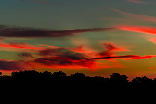 Leuchtend Rot Rosa Abendhimmel — Stockfoto