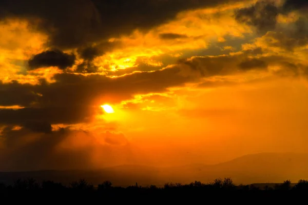 Цветной Закат Поле Укрытием Солнца Облаков — стоковое фото