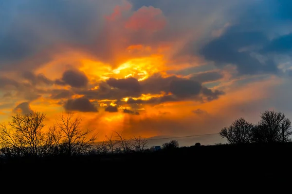 Pôr Sol Colorido Campo Com Sol Escondido Nuvens — Fotografia de Stock