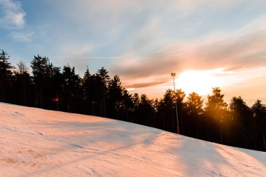 dağlar orman ağaçları ve günbatımı ile kış zamanında 