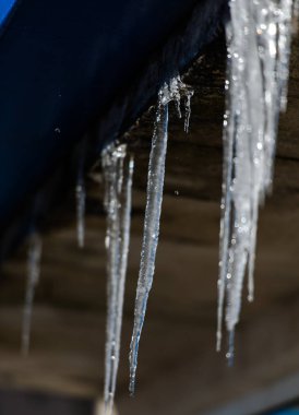 Ev çatıdan asılı buz sarkıtları