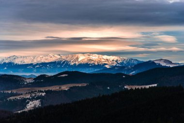 Karpat Dağları ve güzel gökyüzü, doğa kavramı 