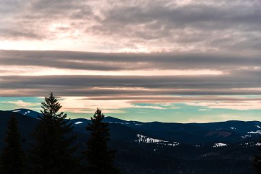 Karpat Dağları ve güzel gökyüzü, doğa kavramı 