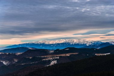 Karpat Dağları ve güzel gökyüzü, doğa kavramı 