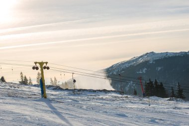 Romanya 'nın Clabucet kentinde kış kayak merkezi.