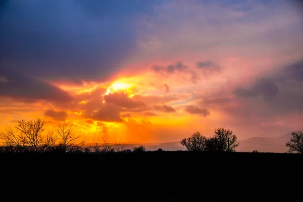 Colorido Atardecer Campo Con Sol Nubes Escondidas —  Fotos de Stock