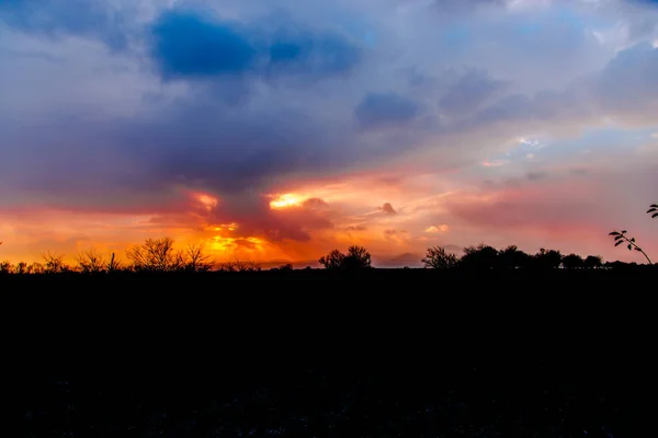 Farbenfroher Sonnenuntergang Feld Mit Versteckter Sonne Und Wolken — Stockfoto