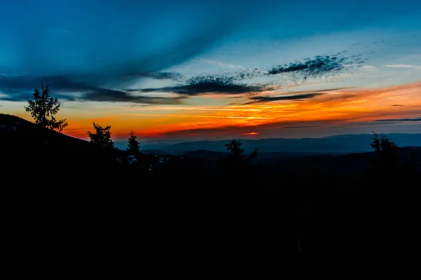 Pôr Sol Colorido Campo Com Sol Escondido Nuvens — Fotografia de Stock