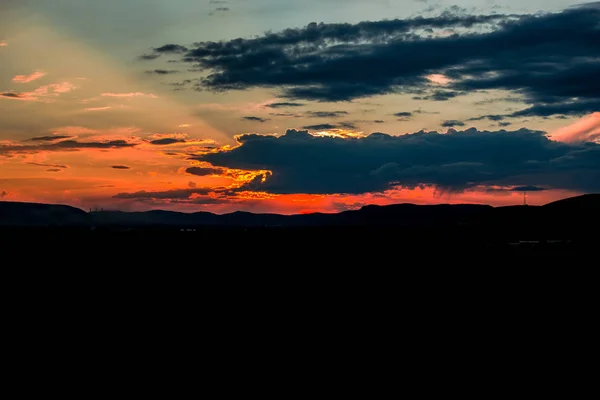 Západu Slunce Obloha Mraky Kopce Krajiny Obzoru — Stock fotografie