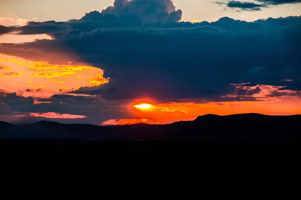 Céu Por Sol Com Nuvens Colinas Paisagem Horizonte — Fotografia de Stock