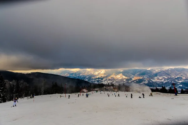 Kış Kayak Merkezi Vaktinizi Kayakçı — Stok fotoğraf