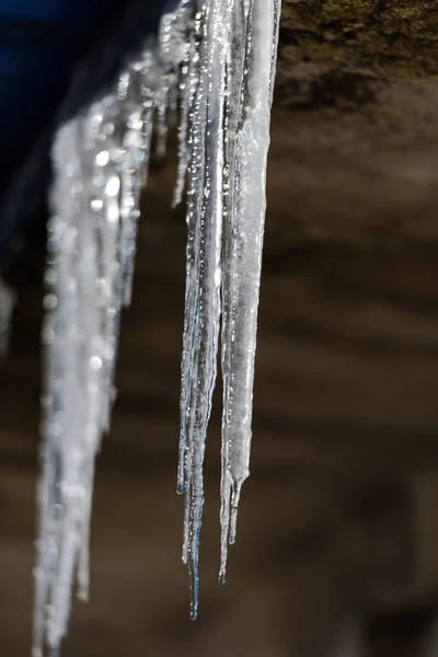 Icicles Colgando Del Techo Casa — Foto de Stock