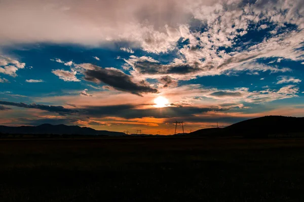 Céu Azul Por Sol Com Nuvens Colinas Paisagem Horizonte — Fotografia de Stock