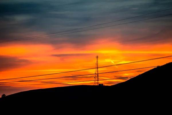 Feld Mit Strommasten Und Sonnenuntergang Himmel Hintergrund — Stockfoto