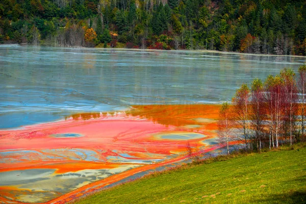 Agua Contaminada Tóxica Roja Del Lago Rumania Destrucción Del Medio — Foto de Stock