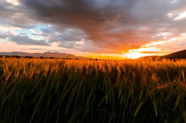 Dramatik günbatımı güneş ve renkli bulutlar gizleme ile alanında